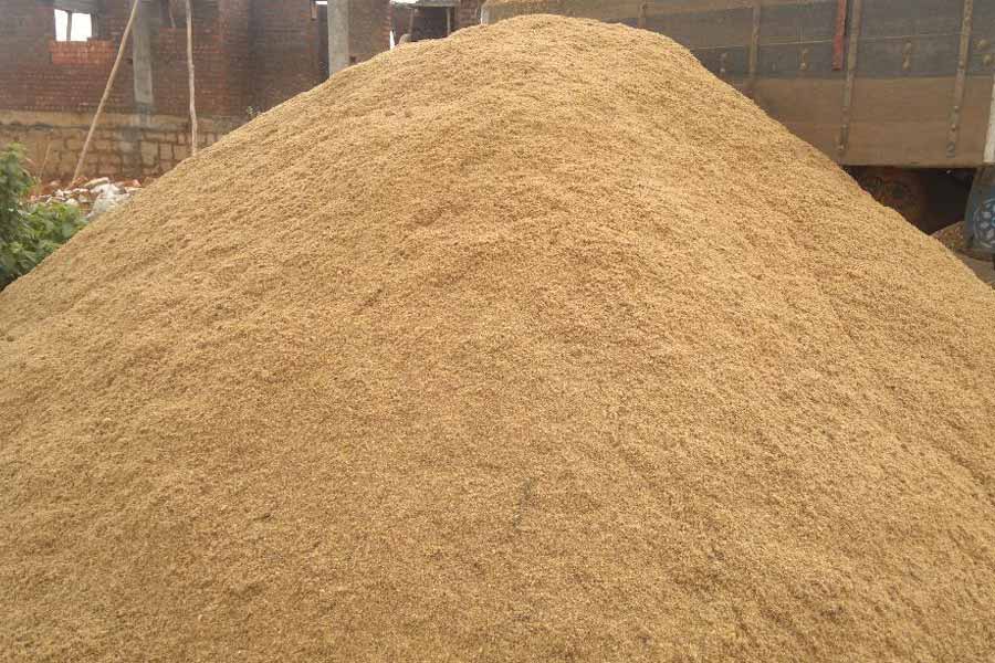 পরিকাঠামো থেকে আবাসন, সব নির্মাণেই অন্যতম উপাদান বালি। ক্রমাগত ব্যবহারের কারণে সেই বালির জোগানেই ঘাটতি। এ বার? একদল বিজ্ঞানীর দাবি, ইতিমধ্যেই তাঁরা বিকল্পের খোঁজ পেয়েছেন। মনে করা হচ্ছে, ভবিষ্যতে বালির জন্য আর বন্ধ থাকবে না নির্মাণ।