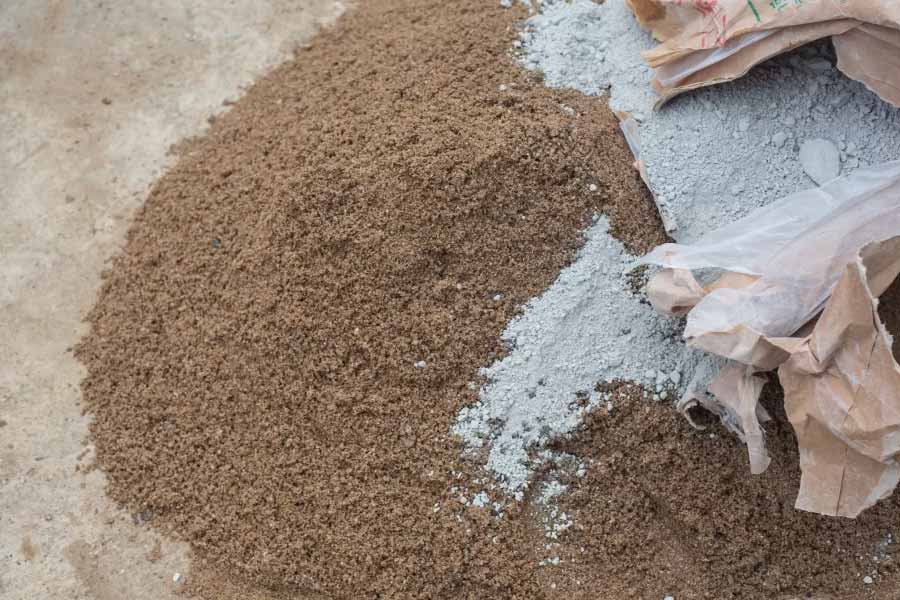 নির্মাণের ক্ষেত্রে এক টন সিমেন্টের সঙ্গে তার সাত থেকে আট গুণ বালি মেশাতে হয়। তবেই মজবুত হয় নির্মাণ।