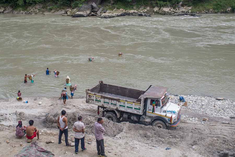  ইউএনইপি জানিয়েছে, ২০১২ সালে বালি দিয়ে যত নির্মাণ হয়েছে, তা যোগ করলে গোটা পৃথিবীর চারপাশে বিষুবরেখা বরাবর ৮৮ ফুট উঁচু প্রাচীর দেওয়া যায়। আর এই নির্মাণের কারণেই নদীখাত থেকে তোলা হয় যথেচ্ছ বালি। যত পরিমাণ তোলা হয়, তত পরিমাণ কিন্তু তৈরি হয় না। ফলে খুব শীঘ্রই টান পড়তে পারে জোগানে। এ বার তাই সেই বালির বিকল্পের খোঁজে গবেষকেরা।