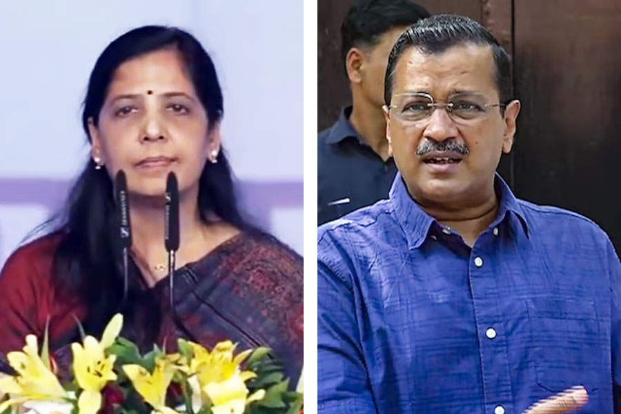 Sunita Kejriwal makes dictatorship claim, BJP calls her Rabri Devi in making