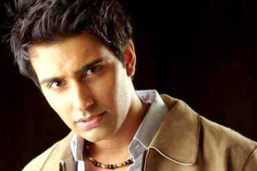 চ্যানেলের চাকরির প্রস্তাব গ্রহণ করে দিল্লি থেকে মুম্বই চলে যান সঞ্জীত। মুম্বইয়ে গিয়ে চাকরির পাশাপাশি মডেলিংও শুরু করেন তিনি। ভিডিয়ো জকি হিসাবেও পান জনপ্রিয়তা ।