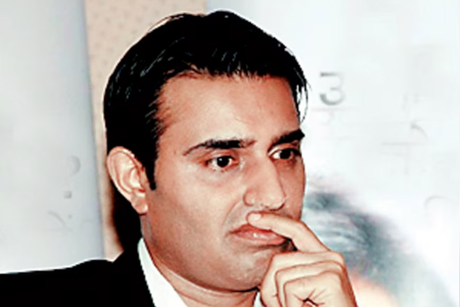 কেরিয়ারের চূড়ায় থাকাকালীন রেখা ভাটিয়া নামে এক তরুণীর সঙ্গে সম্পর্ক জড়ান সঞ্জীত। কয়েক বছর সম্পর্কে থাকার পর রেখার সঙ্গে সাত পাকে বাঁধা পড়েন তিনি। এর পর কেরিয়ার এবং সংসার নিয়ে ব্যস্ত হয়ে পড়েন সঞ্জীত।