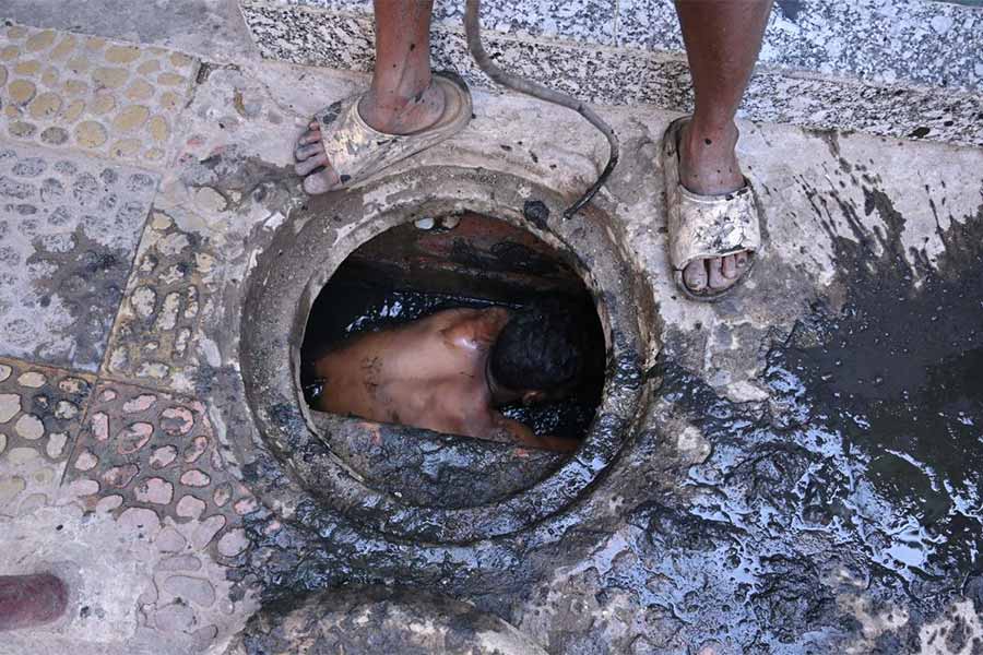 Complain rises over manhole cleaning without safety in South Dum Dum