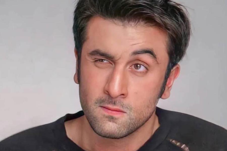 ক্যাটরিনা কইফ, দীপিকা পাড়ুকোনের পাশাপাশি বলিপাড়ার একাধিক অভিনেত্রীর সঙ্গে নাম জড়িয়েছিল রণবীরের। অভিনেতা নাকি ‘ফ্লার্টবয়’ হিসাবেও ইন্ডাস্ট্রিতে পরিচিত ছিলেন। অভিনেত্রীদের সঙ্গে রণবীরের সম্পর্ক নিয়ে কম কানাঘুষো হয়নি বলিপাড়ার অন্দরমহলে।