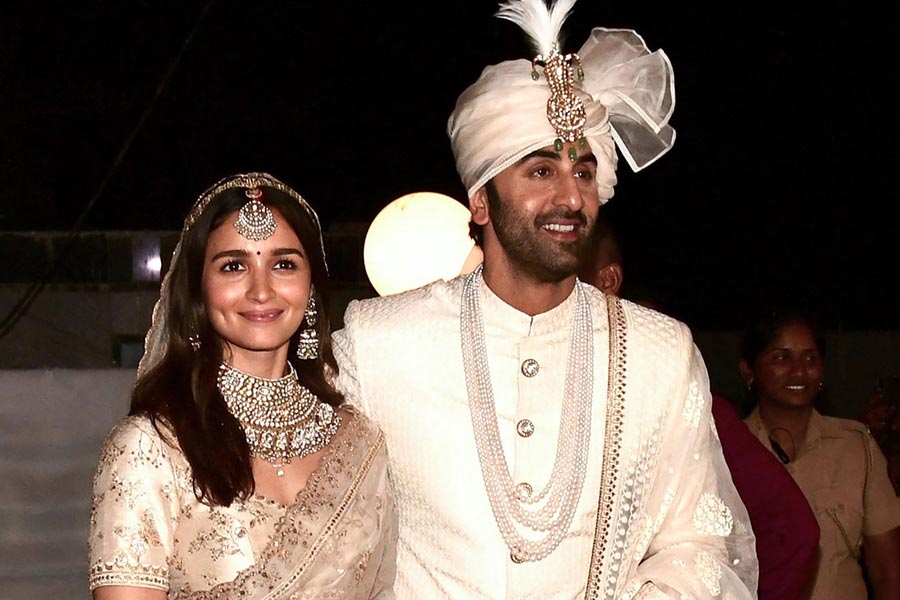 বলিপাড়া সূত্রে খবর, ‘ব্রহ্মাস্ত্র’ ছবির শুটিং চলাকালীন বন্ধুত্ব হয় রণবীর এবং আলিয়ার। সেই বন্ধুত্ব থেকে প্রেম। পাঁচ বছর সম্পর্কে থাকার পর ২০২২ সালের এপ্রিল মাসে বিয়ে করেন দুই তারকা।