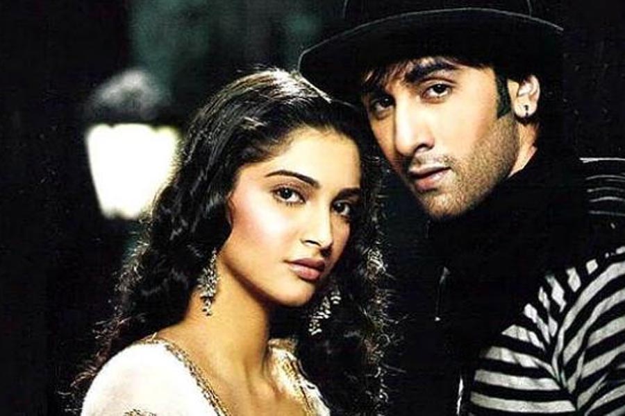 ২০০৭ সালে সঞ্জয় লীলা ভন্সালীর পরিচালনায় প্রেক্ষাগৃহে মুক্তি পায় ‘সাওয়ারিয়া’। এই ছবির মাধ্যমে অভিনয়ে হাতেখড়ি হয় ঋষি কপূরের পুত্র রণবীরের। রণবীরের পাশাপাশি এই ছবির হাত ধরে বলিপাড়ায় আত্মপ্রকাশ করেন আরও এক তারকা-সন্তান। তিনি অনিল কপূরের কন্যা সোনম কপূর।