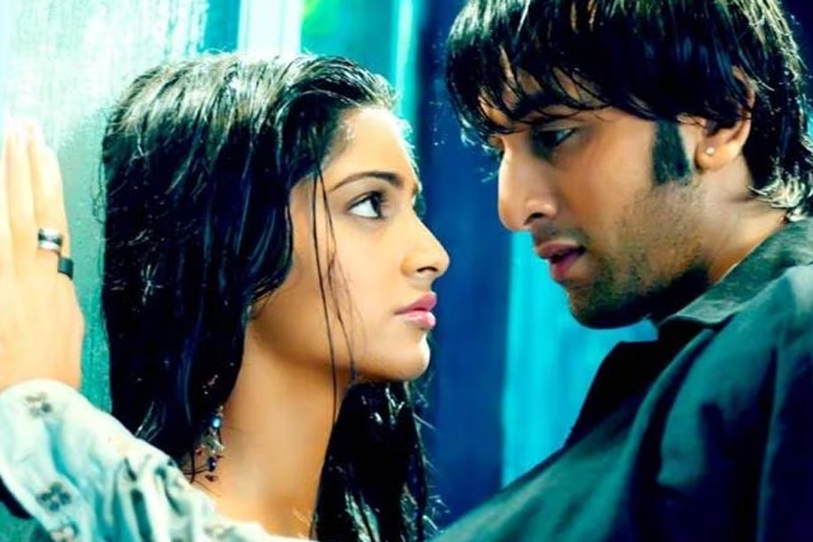 কানাঘুষো শোনা যায়, ‘সাওয়ারিয়া’ ছবির শুটিং চলাকালীন সোনমের সঙ্গে সম্পর্কে জড়িয়ে পড়েছিলেন রণবীর। তবে তাঁদের সম্পর্কের স্থায়িত্ব বেশি দিনের ছিল না।