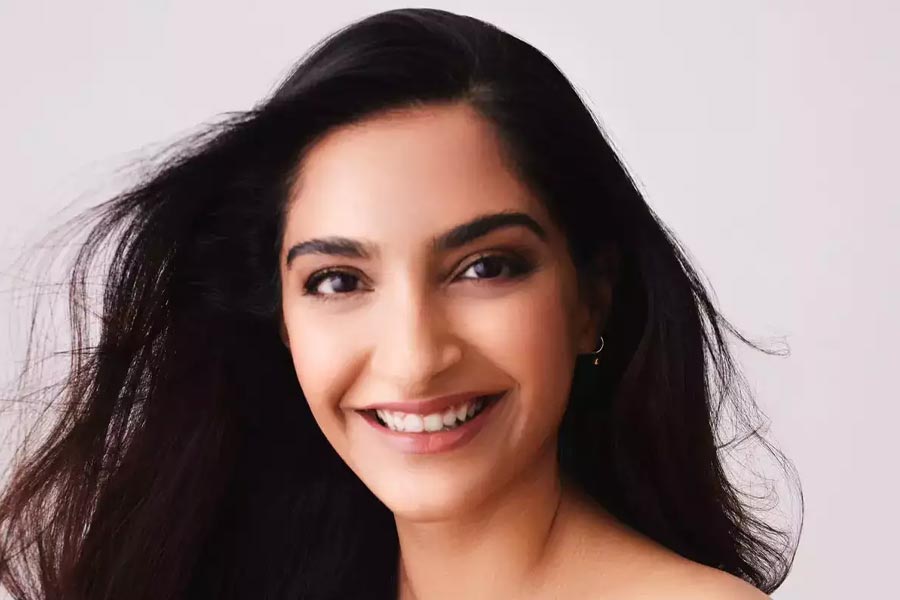 বলিপাড়ার গুঞ্জন, ‘সাওয়ারিয়া’ ছবি মুক্তি পাওয়ার পর বক্স অফিসে ব্যবসা করতে পারেনি। বক্স অফিসে ছবির ফলপ্রকাশের পর নাকি রণবীর এবং সোনমের সম্পর্কেও দাঁড়ি পড়ে যায়। তবে বিচ্ছেদের প্রায় এক দশক পর তাঁদের সম্পর্ক নিয়ে সোনমের মন্তব্যের পর আলোচনার ঝড় ওঠে বলিমহলে।