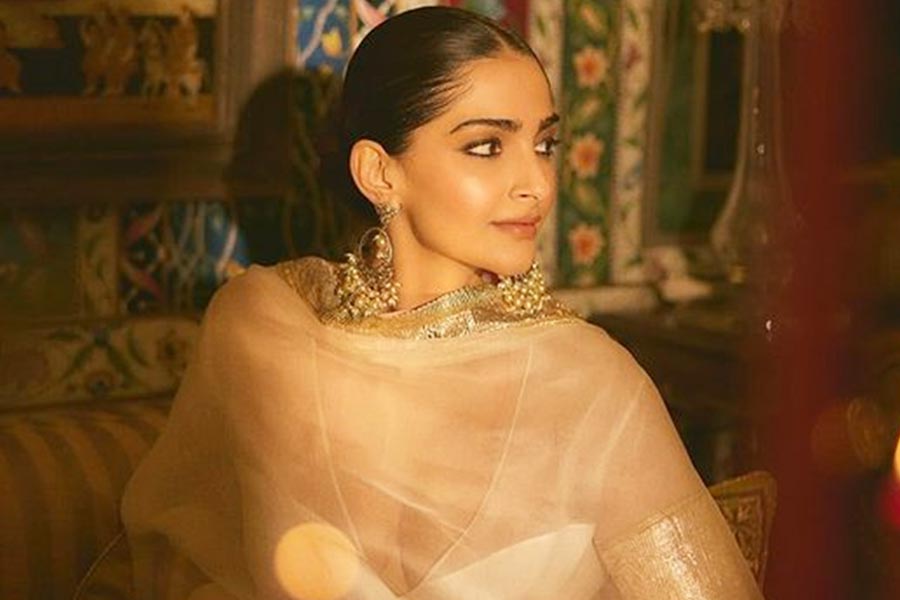 ২০১৭ সালে বলিউডের খ্যাতনামী ছবিনির্মাতা কর্ণ জোহর সঞ্চালিত রিয়্যালিটি শোয়ে অতিথি হিসাবে উপস্থিত ছিলেন সোনম। সেই অনুষ্ঠানে রণবীরের সঙ্গে সম্পর্ক নিয়ে সোনমকে প্রশ্ন করেছিলেন কর্ণ।