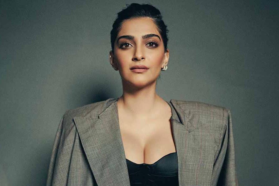 কর্ণের প্রশ্নের উত্তরে সোনম বলেছিলেন, ‘‘আমার মনে হয় করিশ্মা খুব চাইত যেন আমি ওই বাড়ির বৌ হই।’’