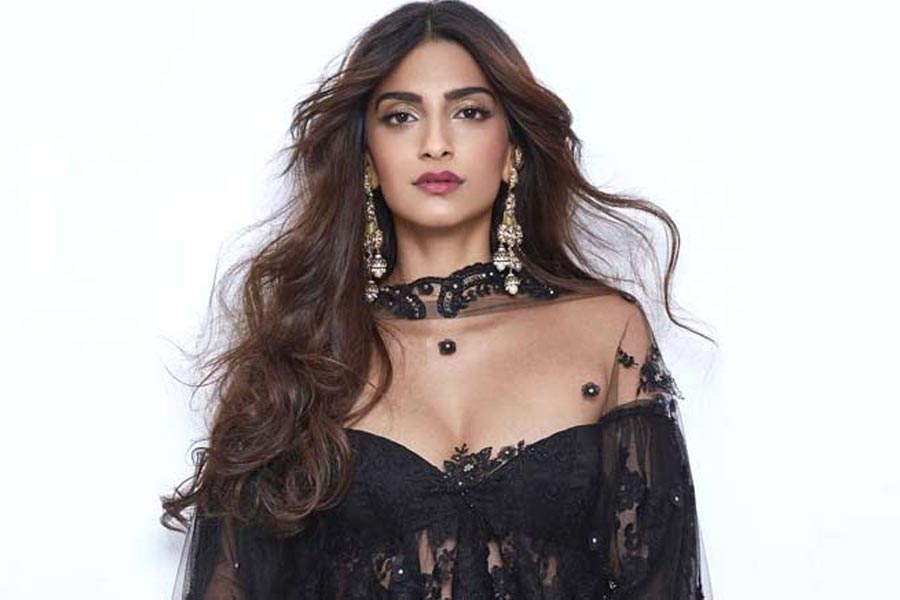 রণবীরের সঙ্গে বিচ্ছেদের পর যে তাঁর সঙ্গে বন্ধুত্ব রয়ে গিয়েছে তা জানাতেও ভুললেন না সোনম। দুই তারকা নাকি খুবই ভাল বন্ধু।