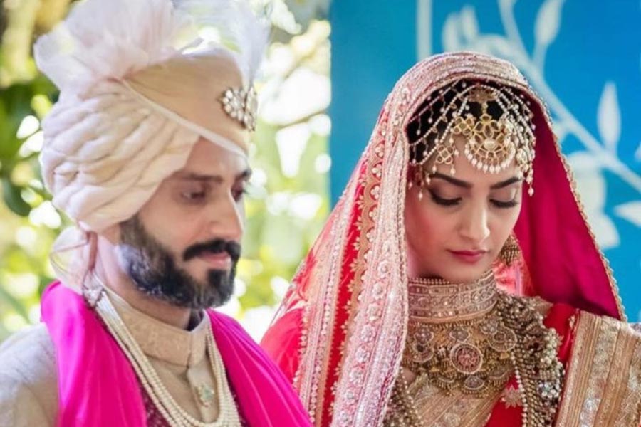 সাক্ষাৎকার দেওয়ার এক বছরের মধ্যে আনন্দ অহুজার সঙ্গে সাত পাকে বাঁধা পড়েন সোনম। ২০১৮ সালের মে মাসে চার হাত এক হয় সোনম এবং আনন্দের।