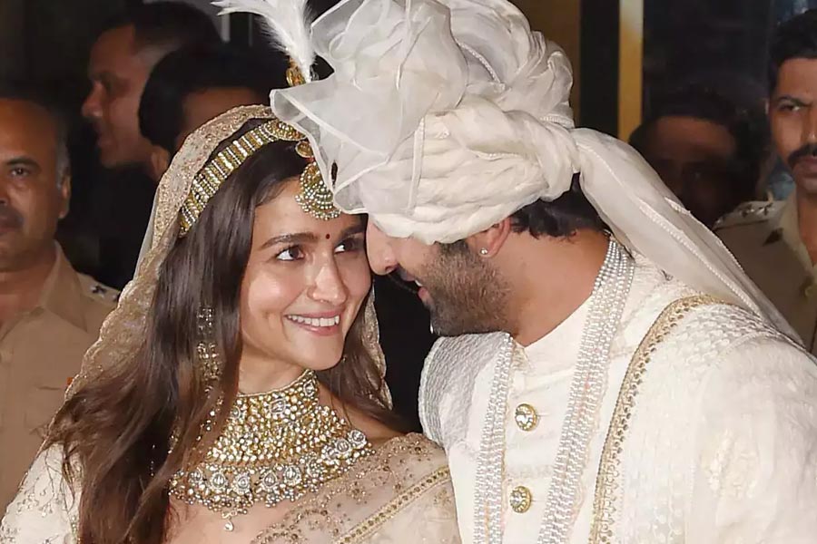 বিয়ের চার বছর পর ২০২২ সালের অগস্ট মাসে পুত্রসন্তান বায়ুর জন্ম দেন সোনম। অন্য দিকে সেই বছর এপ্রিল মাসে গাঁটছড়া বাঁধেন আলিয়া এবং রণবীর। বিয়ের প্রায় ন’মাস পর কন্যাসন্তান রাহার জন্ম দেন আলিয়া।