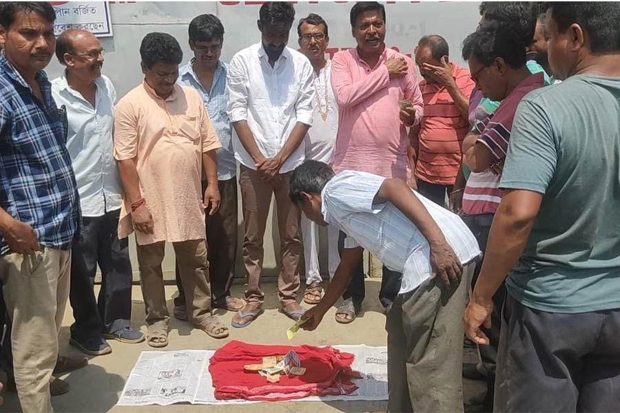 কারখানার সামনে শ্রমিকদের তরফে অর্থ সাহায্য সিপিএম প্রার্থী প্রতীক-উর রহমানকে।