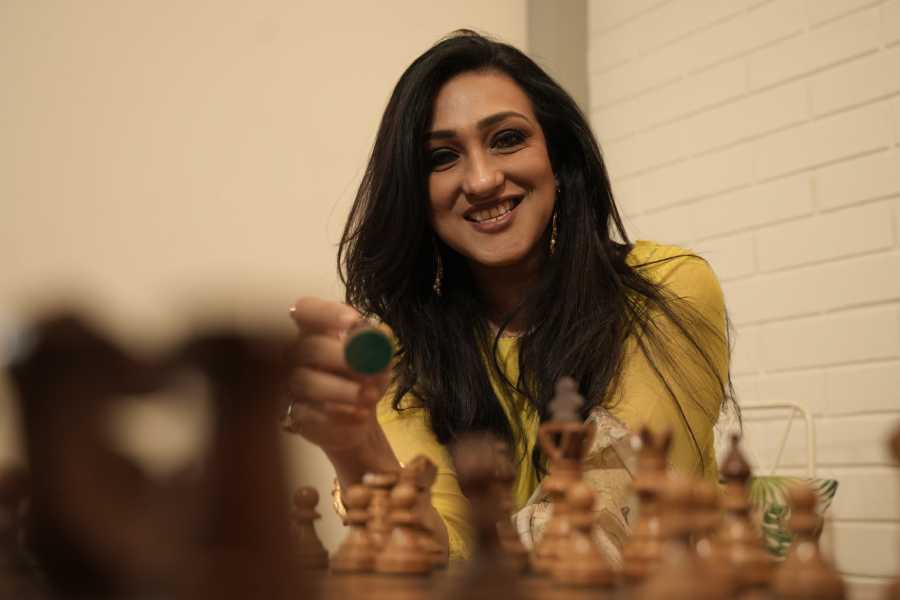 Rituparna Sengupta and Chiranjit Chattopadhyay giving interview on the film “DABARU” based on famous chess player Suryashekhar Ganguly