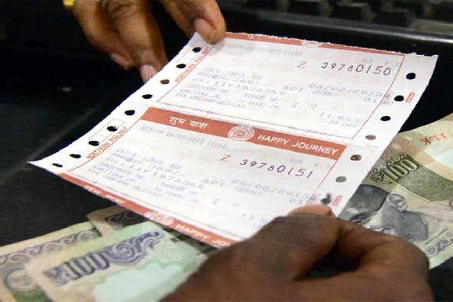 গুগলের মতো সার্চ ইঞ্জিনে ফেললে অবশ্য সব সঙ্কেতেরই পাঠোদ্ধার করা যায়। তবে যাত্রীদের সেই পরিশ্রম করতে দিতে চান না পূর্ব রেল কর্তৃপক্ষ। তাই তাঁরা নিজেরাই টিকিটে উল্লিখিত সেই সঙ্কেতগুলির ব্যাখ্যা দিয়েছেন।