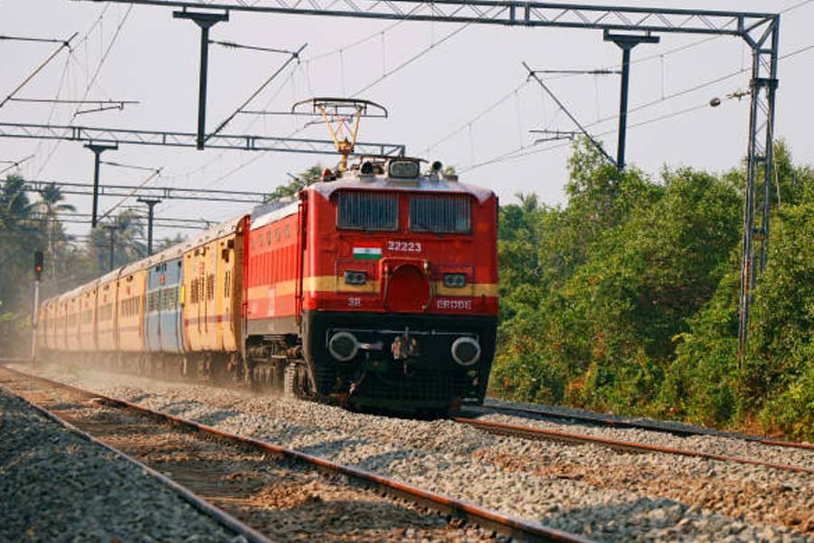 অনলাইন কিংবা অফলাইন— কোনও যাত্রী যে মাধ্যমেই টিকিট কেটে থাকুন না, তাঁকে একটি ‘পিএনআর’ (প্যাসেঞ্জার নেম রেকর্ড) নম্বর দেওয়া হয়। ১০ সংখ্যার এই নম্বর দিয়েই জানা যায় সংশ্লিষ্ট যাত্রী সংরক্ষিত আসনে বসে ট্রেন সফর করতে পারবেন কি না।