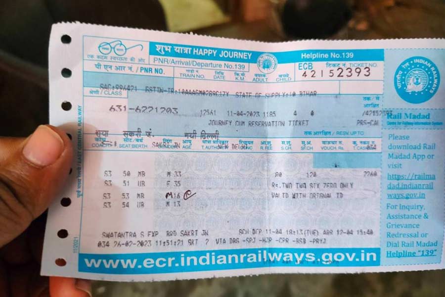 তা ছাড়াও ওই যাত্রী কোন স্টেশন থেকে ট্রেনে উঠবেন, কোন স্টেশনে নামবেন, টিকিট কাটার সময় যাত্রীর টিকিটটি সংরক্ষিত ছিল কি না, বর্তমানে অপেক্ষমানদের তালিকায় ওই যাত্রী কত নম্বরে রয়েছেন, এই সব কিছুই জানা যায় ‘পিএনআর’ নম্বর দেখে।