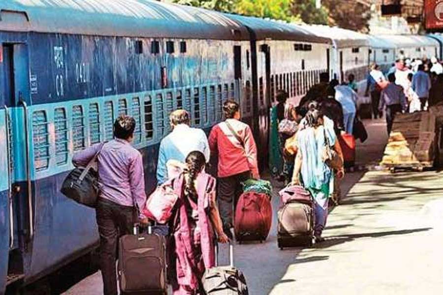 কোনও যাত্রীর টিকিটে যদি ‘সিএনএফ’ লেখা থাকে, তবে তিনি স্বস্তির নিঃশ্বাস ফেলতে পারেন। ইংরেজি ‘কনফার্মড’-এর তিনটি শব্দ নিয়ে লেখা হয় ‘সিএনএফ’। এটি লেখার অর্থ সংশ্লিষ্ট যাত্রী তাঁর জন্য নির্দিষ্ট করা সংরক্ষিত আসনে বসেই গন্তব্যের উদ্দেশে রওনা দেবেন।