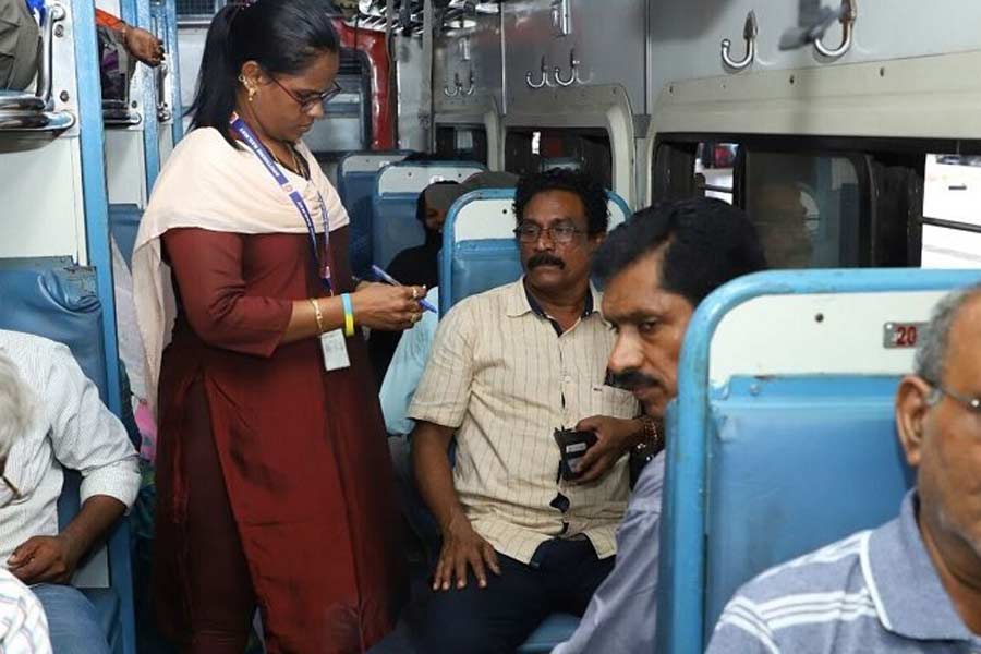 ট্রেনের টিকিটে থাকা আর একটি খুব সাধারণ সাঙ্কেতিক কোড হল ‘আরএসি’। এর পুরো কথাটি হল ‘রিজার্ভেশন এগেনস্ট ক্যানসেলেশন’। অর্থাৎ অন্য যাত্রী টিকিট বাতিল করলে তবেই অপেক্ষমান যাত্রী সংরক্ষিত আসনের অধিকারী হবেন।