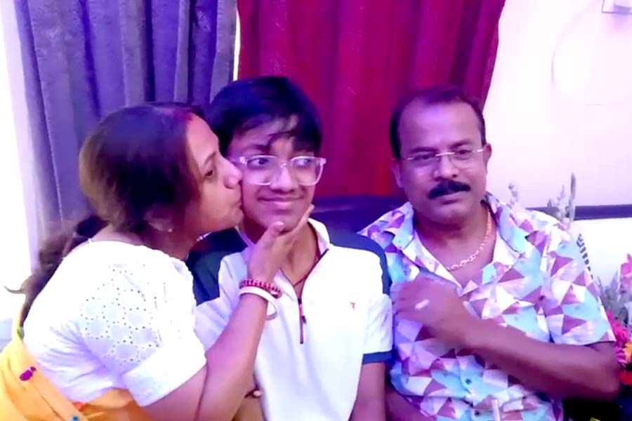 West Bengal Madhyamik Topper Chandrachur Sen aims to become a doctor dgtld