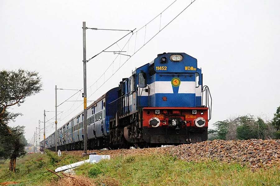 অবশ্য ‘আরএসি’ কোড লেখা টিকিট নিয়ে কেউ ট্রেনে সফর করতেই পারেন। তবে তাঁর জন্য কোনও আসন নির্দিষ্ট থাকবে না। ‘আরএসি’ কোড সম্বলিত টিকিট নিয়ে সফর করা অন্য যাত্রীর সঙ্গে সংশ্লিষ্ট যাত্রী আসন ভাগাভাগি করে নিতে পারেন।