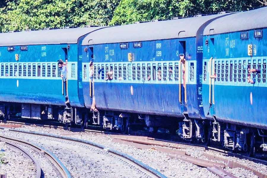 যদি কোনও যাত্রীর টিকিটে ‘আরজিএনডব্লিউএল’ লেখা থাকে, তবে বুঝতে হবে, তিনি আপাতত অপেক্ষমান যাত্রীদের তালিকায় রয়েছেন। ‘জিএনডব্লিউএল’, অর্থাৎ ‘জেনারেল ওয়েটিং লিস্ট’ বা সাধারণ অপেক্ষমান তালিকা। এ ক্ষেত্রে অবশ্য টিকিট নিশ্চিত হওয়ার সম্ভাবনা সবথেকে বেশি।