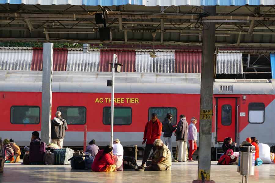 এই তালিকায় নাম থাকার অর্থ সংরক্ষিত আসনের টিকিট থাকা কোনও যাত্রী টিকিট বাতিল করলে অনুক্রম অনুসারে অপেক্ষমান যাত্রীরা সংরক্ষিত আসনের টিকিট পাবেন। এটি দূরপাল্লার ট্রেনের টিকিটের জন্য সবচেয়ে প্রচলিত ‘ওয়েটিং লিস্ট’গুলির মধ্যে অন্যতম। 