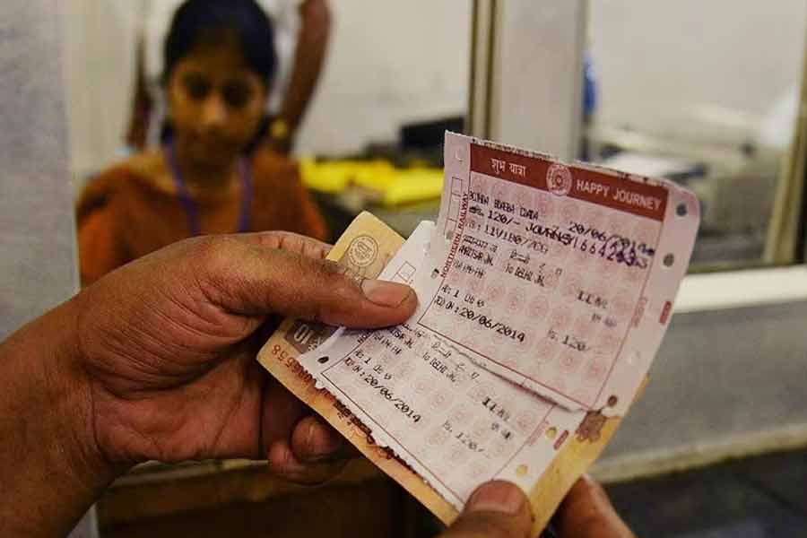 টিকিটে ‘সিকেডব্লিউএল’ বা ‘টিকেডব্লিউএল’ লেখা থাকলে তার অর্থ তৎকাল কোটার অপেক্ষমান তালিকা। ইংরেজিতে এটি ‘তৎকাল কোটা ওয়েটিং লিস্ট’। জরুরি প্রয়োজনে কোনও যাত্রীর সংরক্ষিত আসনের টিকিটের প্রয়োজন হলে তিনি অতিরিক্ত টাকা দিয়ে তৎকাল টিকিট কাটতে পারেন। তৎকাল কোটার জন্য রেল ‘সিকে’ সঙ্কেত ব্যবহার করে।