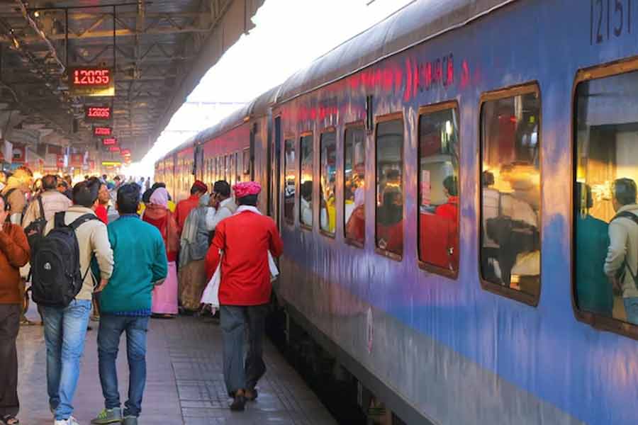 টিকিটে যদি ‘আরএসডব্লিউএল’ লেখা থাকে, তবে তার অর্থ হল মধ্যবর্তী স্টেশনগুলি থেকে কাটা টিকিটের অপেক্ষমান তালিকা। কোনও ট্রেনের যাত্রাপথের মাঝের কোনও স্টেশন থেকে যাত্রীদের আসন বুকিং করা হলে এবং সেই আসনগুলি যাত্রা শুরুর স্টেশন থেকে ভর্তি না-হলে এই অপেক্ষমান তালিকা দেওয়া হয়। এই তালিকায় টিকিট নিশ্চিত হওয়ার সম্ভাবনা কম।