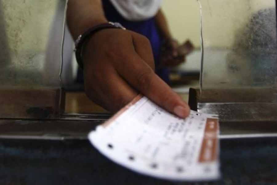 একটি ‘আরএসি’ টিকিট নিয়ে যাত্রী ট্রেনে ভ্রমণ করতে পারবেন, কিন্তু আসন পাওয়া যাবে এমন নিশ্চয়তা দেওয়া হয় না। যদি আপনার ‘আরএসি’ টিকিট থাকে, তা হলে এর অর্থ হল আপনাকে অপর এক যাত্রী, যার কাছে ‘আরএসি’ টিকিট আছে, তাঁর সঙ্গে আসন ভাগ করে নিতে হবে।