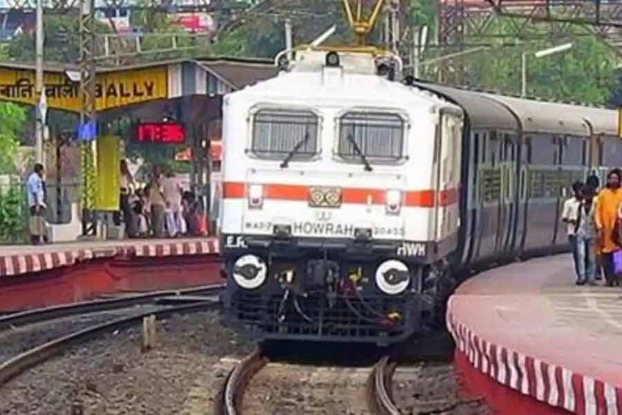 যদি টিকিটে ‘পিকিউডব্লিউএল’ লেখা থাকে, রেলের পরিভাষায় তার অর্থ ‘পুলড কোটা ওয়েটিং লিস্ট’। এই অপেক্ষমান তালিকাকে একাধিক ছোট রেল স্টেশনের মধ্যে ভাগ করা হয়। এই তালিকায় সেই সব যাত্রীদের নাম থাকে, যাঁরা ট্রেনের যাত্রা শুরুর স্টেশন থেকে শেষ স্টেশনের আগের কোনও স্টেশনে অথবা মধ্যবর্তী যে কোনও দুই স্টেশনের মধ্যে সফর করেন।