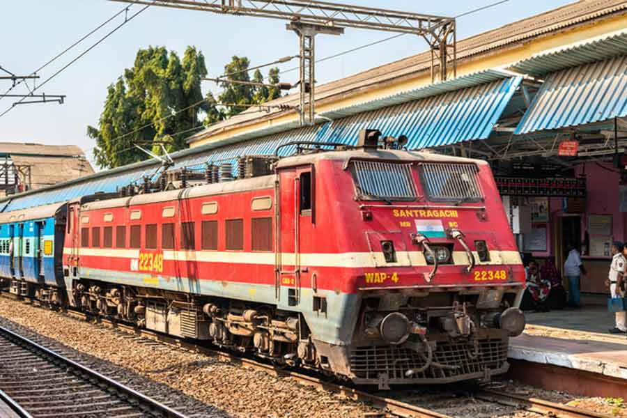 কোনও যাত্রীর টিকিটে যদি ‘আরএলডব্লিউএল’ লেখা থাকে, তার অর্থ হল দূরবর্তী অবস্থানের অপেক্ষমান তালিকা। কোনও ট্রেনের যাত্রাপথে যদি বিখ্যাত শহর থাকে, তা হলে সেই শহরে যাওয়ার জন্য মধ্যবর্তী স্টেশনগুলি থেকে আসন বুকিংয়ের ক্ষেত্রে এই অপেক্ষমান তালিকা দেওয়া হয়। এই অপেক্ষমান তালিকাভুক্ত টিকিটগুলিকে সংরক্ষণের ক্ষেত্রে অগ্রাধিকার দেওয়া হয়। তবে টিকিট নিশ্চিত হবে কি না, তা নির্ভর করে সংরক্ষিত আসনের যাত্রীরা টিকিট বাতিল করছেন কি না, তার উপরে।