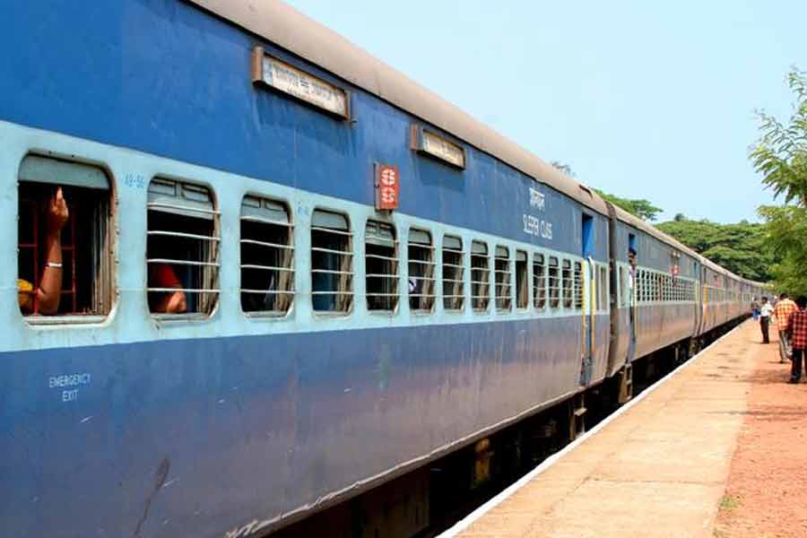 যাত্রীদের উদ্দেশে পূর্ব রেলের আর্জি, ট্রেনে ওঠার আগে ১৩৯ নম্বরের মাধ্যমে পিএনআর স্টেটাসটা চেক করে নিতে হবে। সে ক্ষেত্রে স্বয়ংক্রিং মেসেজিং সিস্টেমের মাধ্যমে যাত্রীরা একটি বার্তা পাবেন। সেই বার্তার পর তাঁরা জেনে যাবেন, তাঁদের টিকিট সংরক্ষিত, না কি তা নয়। সেই অনুযায়ী পরবর্তী পদক্ষেপ করতে পারবেন যাত্রীরা।