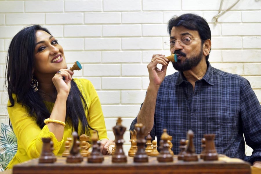 Rituparna Sengupta and Chiranjit Chattopadhyay giving interview on the film “DABARU” based on famous chess player Suryashekhar Ganguly