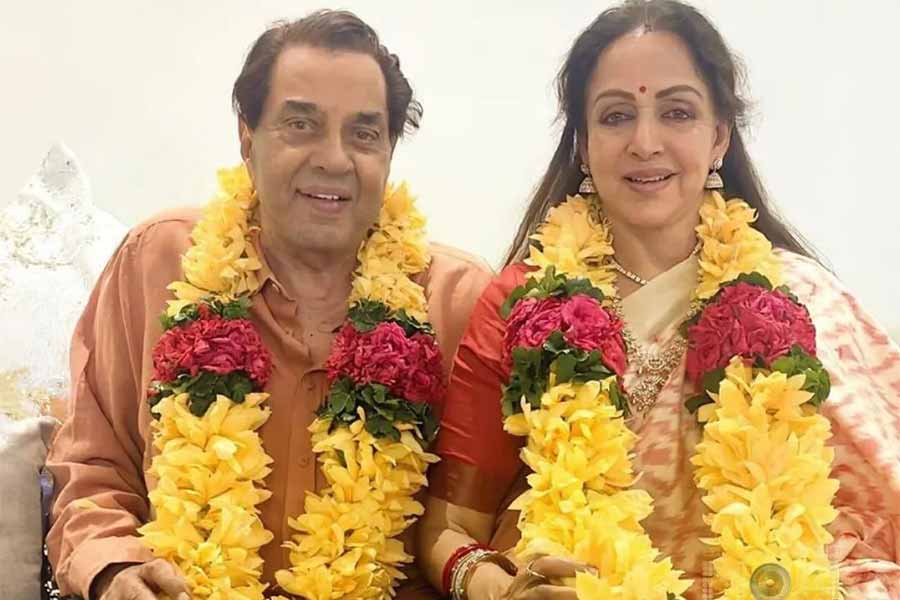 Dharmendra and Hema Malini got married again on 44 year wedding anniversary dgtl