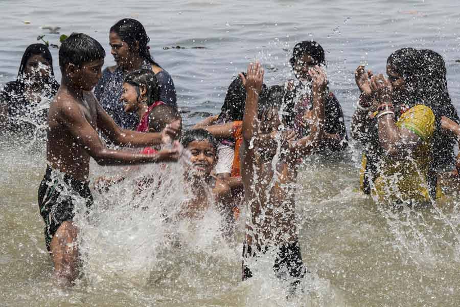 গরম থেকে বাঁচতে স্বস্তির স্নান।