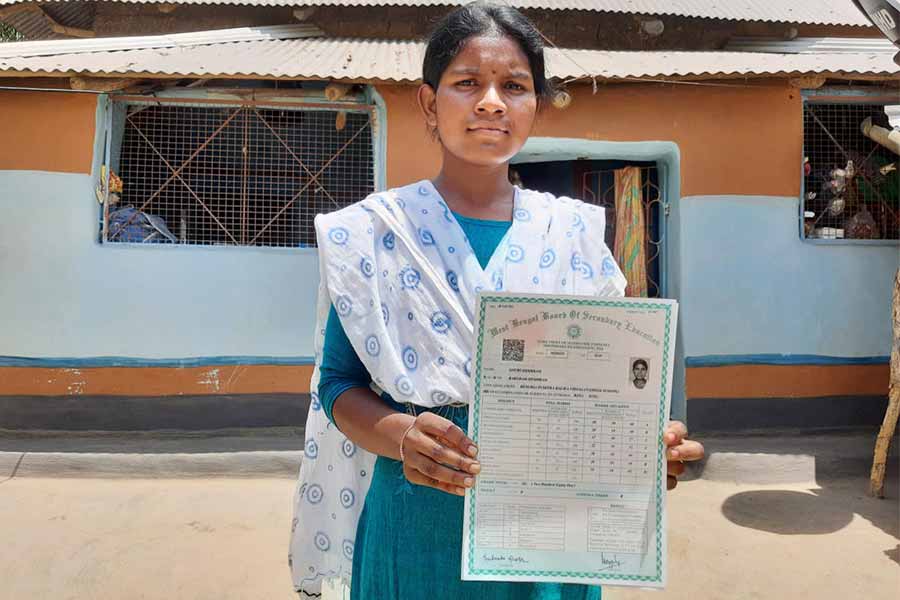 Madhyamik Exam 2024: Gauri Hembrsm is the only girl from Adivasi village of Shantiniketanwho was passed the exam