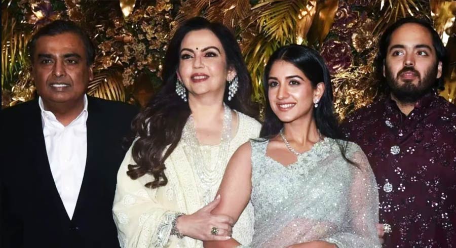 বিয়ের তারিখ জুলাই মাসে। কিন্তু মুকেশ অম্বানীর আদরের ছোট ছেলের বিয়ে বলে কথা! একটি মাত্র প্রাক্-বিবাহ অনুষ্ঠানেই যে আড়ম্বর এবং হইহুল্লোড় সমাপ্ত হবে না সেটাই তো স্বাভাবিক। অনন্ত অম্বানী এবং তাঁর বাগ‌্‌দত্তা রাধিকা মার্চেন্টের প্রাক্-বিবাহ অনুষ্ঠান পালিত হবে দ্বিতীয় বার। তবে তা আর দেশের মাটিতে নয়। শোনা যাচ্ছে, এই অনুষ্ঠানের আয়োজন হবে বিদেশে।