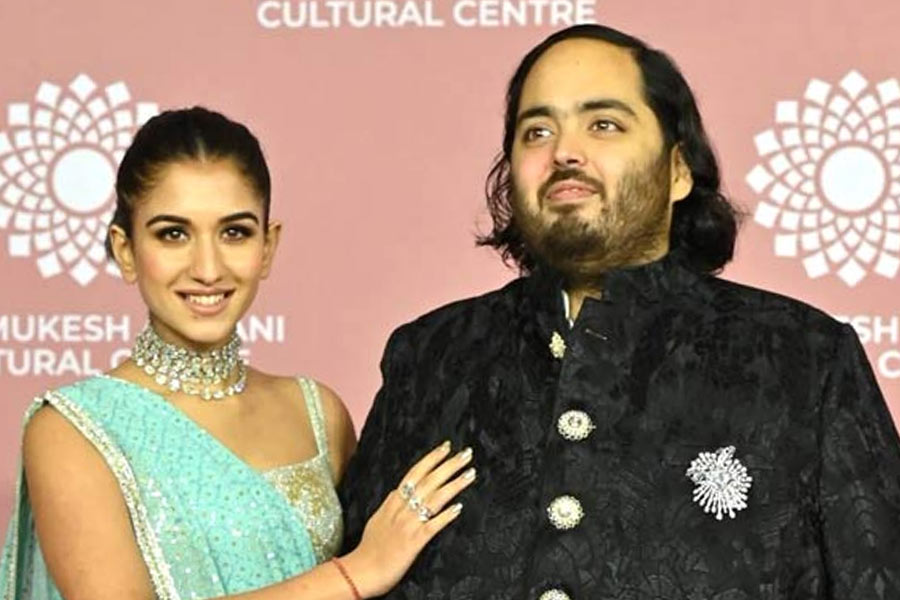 দক্ষিণ ফ্রান্সের যে ক্রুজ়ে অনন্ত এবং রাধিকার প্রাক্-বিবাহ অনুষ্ঠান আয়োজন করা হবে, তা আদতে একটি ভাসমান প্রাসাদ। যে কোনও বিলাসবহুল হোটেলকে টেক্কা দিতে পারে এই ক্রুজ।