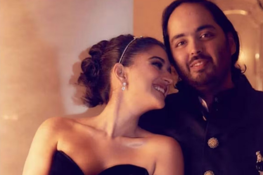 কানাঘুষো শোনা যায়, অম্বানী এবং মার্চেন্ট পরিবারের ঘনিষ্ঠ আত্মীয়স্বজনদের রাখা হবে অতিথিদের তালিকায়। অনন্ত এবং রাধিকার খুব কাছের বন্ধুবান্ধবকেও নিমন্ত্রণ জানানো হবে।