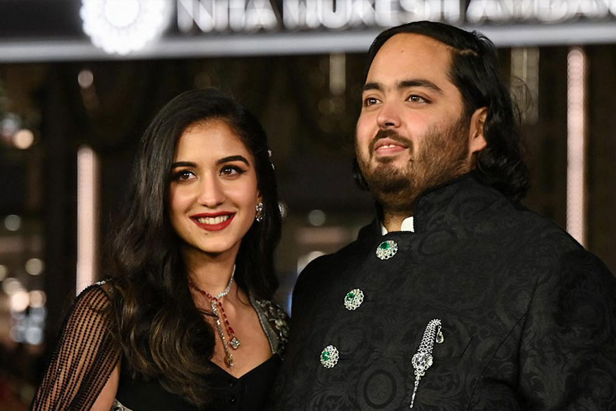 ১ মার্চ গুজরাতের জামনগরে অনন্ত এবং রাধিকার প্রাক্-বিবাহ অনুষ্ঠানে নিমন্ত্রিত অতিথিদের তালিকায় ছিলেন বলি তারকা থেকে শুরু করে দেশ-বিদেশের খ্যাতনামীরা। উপস্থিত ছিলেন হলিউডের গায়িকাও। তবে দ্বিতীয় অনুষ্ঠানে অতিথিদের তালিকায় জাঁকজমক থাকবে সীমিত।