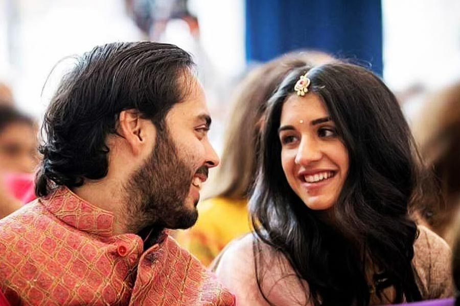 বলিপাড়া সূত্রে জানা গিয়েছে, অনন্ত এবং রাধিকার দ্বিতীয় প্রাক্-বিবাহ অনুষ্ঠানে আমন্ত্রণ জানানো হতে পারে বলিউডের তিন খানকেই।