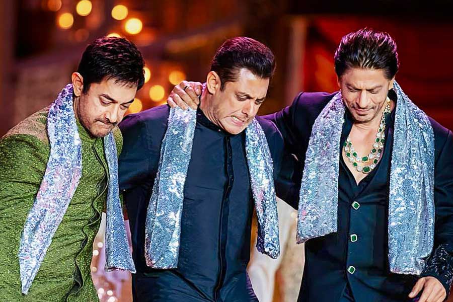 জামনগরের অনুষ্ঠানে শাহরুখ খান, সলমন খান এবং আমির খানকে একসঙ্গে নাচতে দেখা গিয়েছিল। ফ্রান্সে গিয়ে তিন খান একসঙ্গে কোনও ‘খানদানি’ পারফরম্যান্স করবেন কি না, সে বিষয়ে এখনও পর্যন্ত কিছু জানা যায়নি।