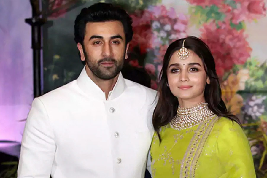 কানাঘুষো শোনা যায়, রণবীর কপূর এবং আলিয়া ভট্ট— বলিউডের এই তারকা-দম্পতি নাকি অনন্ত এবং রাধিকার দ্বিতীয় প্রাক্-বিবাহ অনুষ্ঠানে পারফর্ম করতে পারেন।