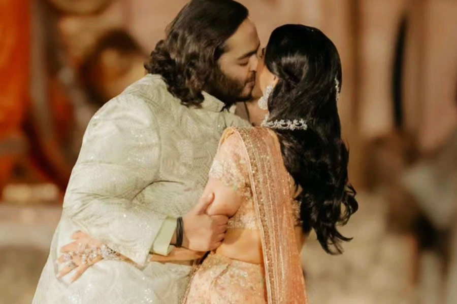 ফ্রান্সের যে কোনও সাধারণ ক্রুজ়ে জনপ্রতি খরচ হয় ৪১ হাজার টাকা থেকে ৮৩ হাজার টাকা পর্যন্ত। কিন্তু অম্বানীর কনিষ্ঠ পুত্রের প্রাক্-বিবাহ অনুষ্ঠানের জন্য যে ক্রুজ বুক করা হয়েছে তার মূল্য অনেক, এমনটাই শোনা যাচ্ছে।