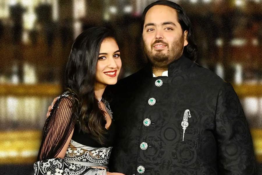 জামনগরে অনুষ্ঠান উপলক্ষে কোনও বিলাসবহুল হোটেলে নয়, শাহরুখ, সলমন, দীপিকা, রণবীরদের রাখা হয়েছিল তাঁবুতে। সেগুলি অবশ্য কোনও সাধারণ তাঁবু নয়, বিশেষ অতিথিদের জন্য অম্বানীরা রাজকীয় তাঁবুর ব্যবস্থা করেছিলেন। সেই তাঁবুতে ছিল আলাদা শোয়ার ঘর, বসার ঘর, এমনকি পোশাক বদল করার ঘর। বিলাসবহুল হোটেলকেও হার মানাবে সেই তাঁবুর অন্দরসজ্জা।