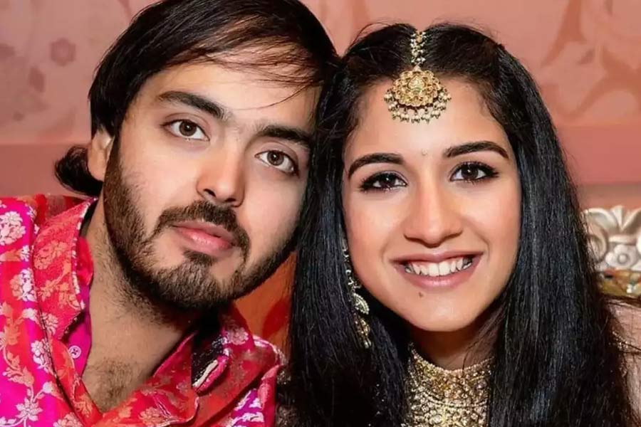 তিন দিন ধরে চলা এই অনুষ্ঠানে চলছিল বিভিন্ন পর্ব। প্রতিটি পর্বের জন্য ছিল আলাদা থিম। সেই থিম অনুযায়ী পোশাক পরিকল্পনা করা হয়েছিল হবু বর-কনের। সেই অনুযায়ী সেজেছিলেন অতিথিরাও।