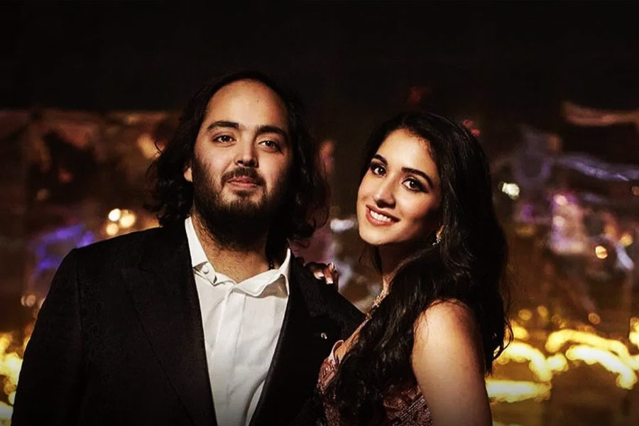 দেশ-বিদেশের ‘ভিভিআইপি’ অতিথিদের সুবিধার জন্য জামনগরে সেনার বিমানবন্দরটিকে ১০ দিনের জন্য ‘আন্তর্জাতিক বিমানবন্দর’-এর তকমা দিয়েছিল কেন্দ্রের নরেন্দ্র মোদী সরকার। এমনকি ভারতীয় বায়ুসেনার ‘টেকনিক্যাল এরিয়া’ও ব্যবহার করার অনুমতি দেওয়া হয়েছিল। বিমানবন্দরের যাত্রী বিভাগটির আয়তন বৃদ্ধি করা, শৌচাগারগুলির সংস্কার-সহ একাধিক উন্নয়ন, কাস্টমস এবং ইমিগ্রেশন বিভাগও চালু করা হয়েছিল।