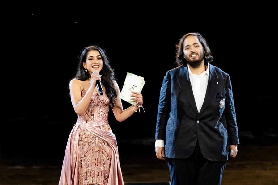 ১২ জুলাই সাত পাকে বাঁধা পড়তে চলেছেন অনন্ত এবং রাধিকা। তার আগে পাজামা পার্টি করতেও দেখা গিয়েছিল অম্বানী পরিবারের হবু বধূ রাধিকাকে। পার্টিতে ছিলেন অনন্তও। রাধিকার পরনে ছিল সাদা রঙের রাতপোশাক, মাথায় রানির মুকুট। রাধিকার প্রিয় সইদের পরনে ছিল গোলাপি পোশাক। পার্টিতে হাজির ছিলেন বলি অভিনেত্রী জাহ্নবী কপূর, অভিনেত্রীর বিশেষ বন্ধু শিখর পাহাড়িয়া, ইশা অম্বানী, শ্লোক অম্বানী এবং রাধিকার দিদি অঞ্জলি মার্চেন্ট মাজিঠিয়া।